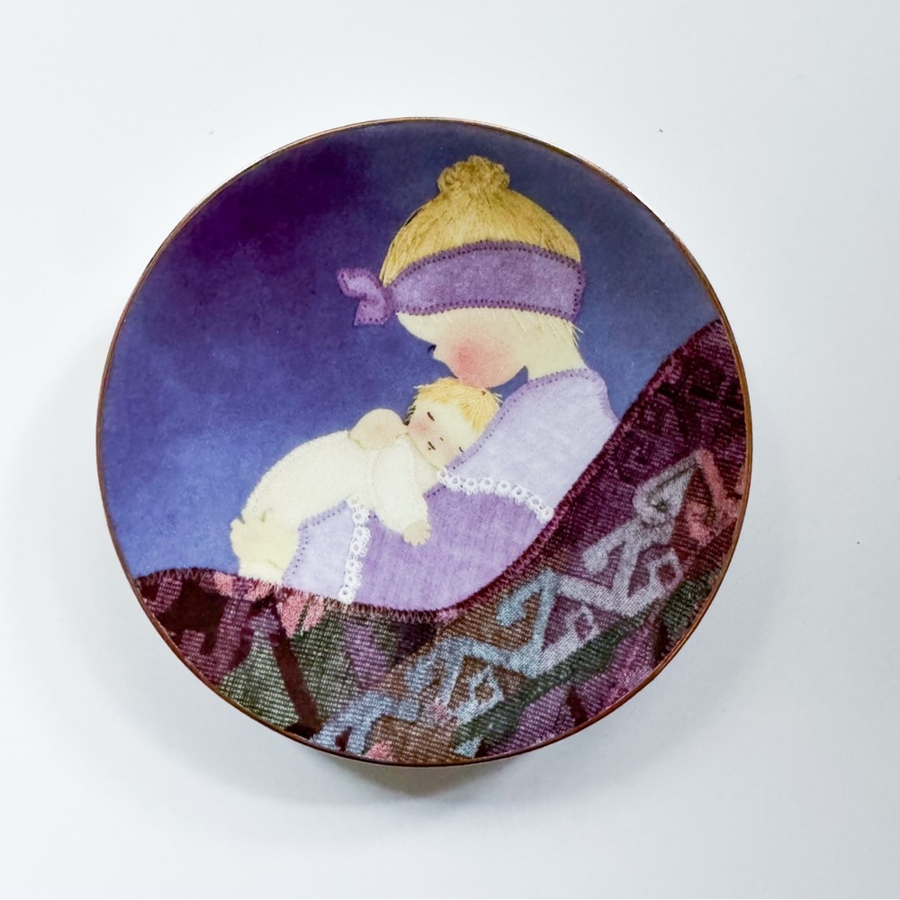 VTG 1999 Avon Mother's Day Plate, 22K Gold Trim, “Lullaby” by Léveillé